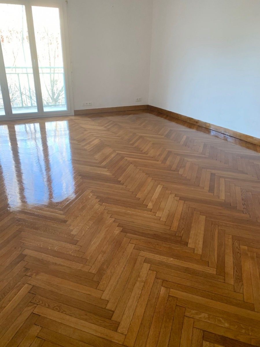 Renovované dubové parkety ve stromečkovém vzoru v obývacím pokoji