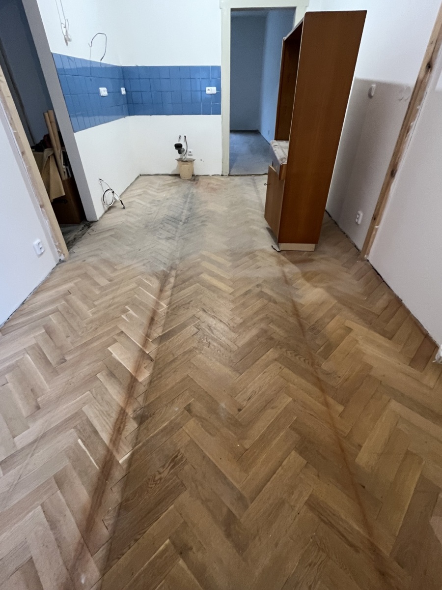 Třívrstvé dubové parkety po pokládce