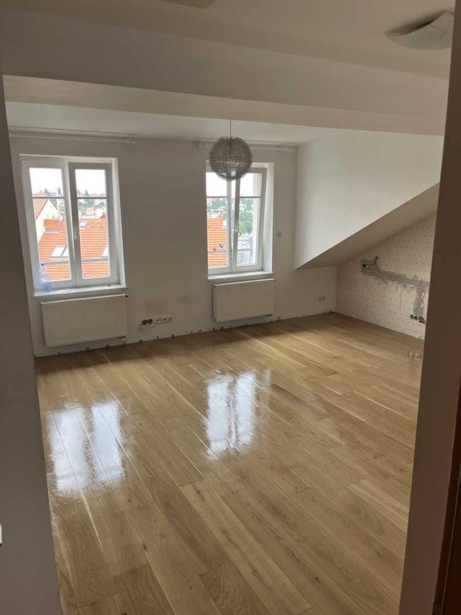 Masivní parkety po renovaci v pražském bytě